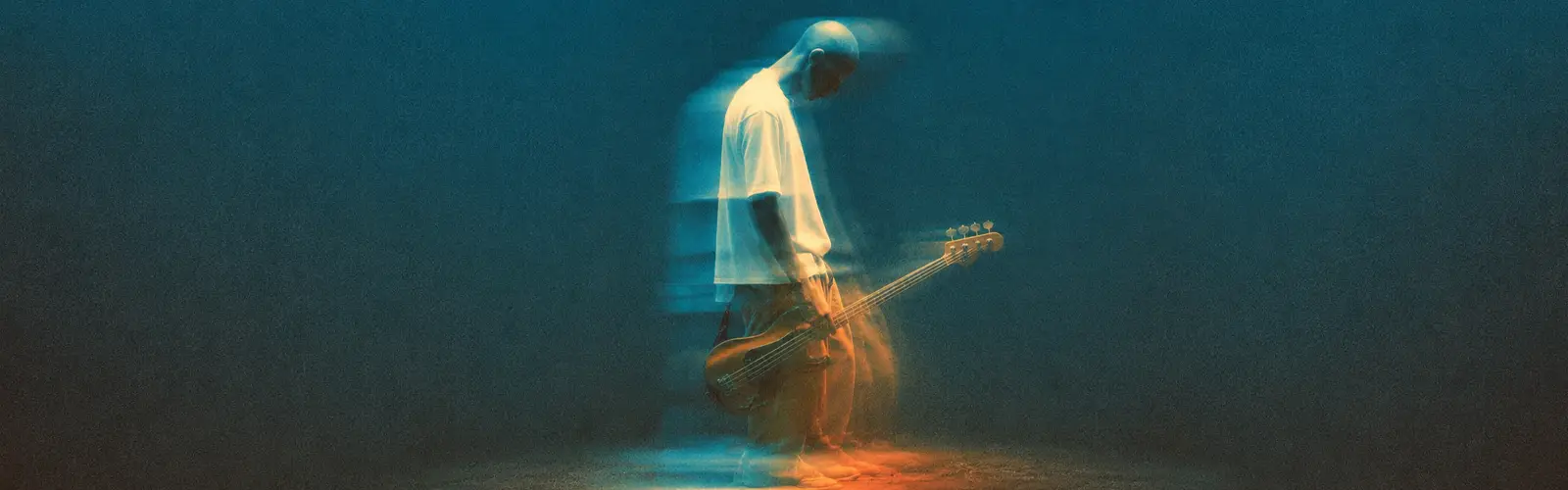 Bassista solo in una stanza illuminata di blu